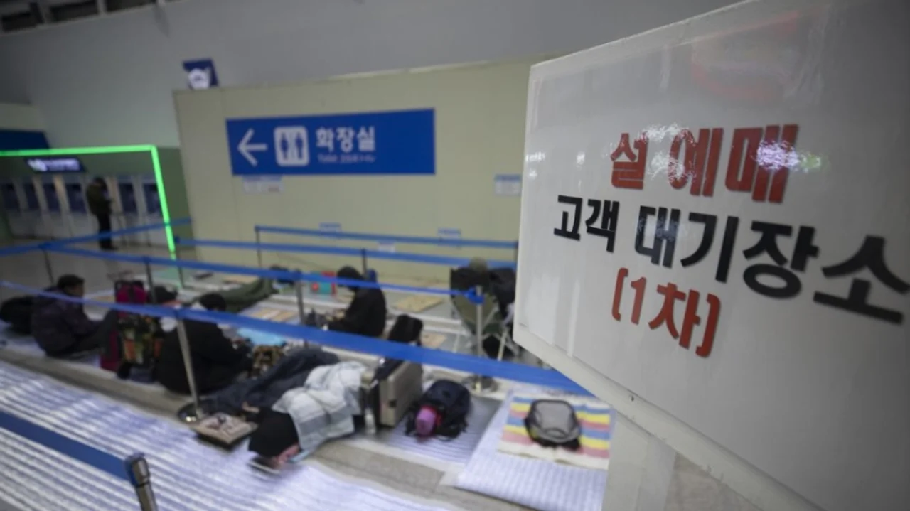 韩国大叔大妈拼了!为抢春节火车票 寒冬打地铺睡火车站