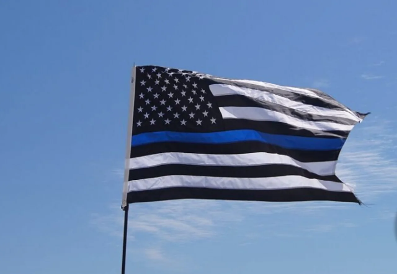 敏感时刻,美国一所监狱升起“细蓝线旗”致敬警察惹怒网友
