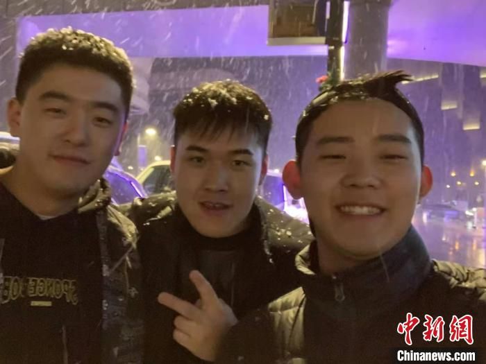 宁夏银川三名青年勇救落水一家三口