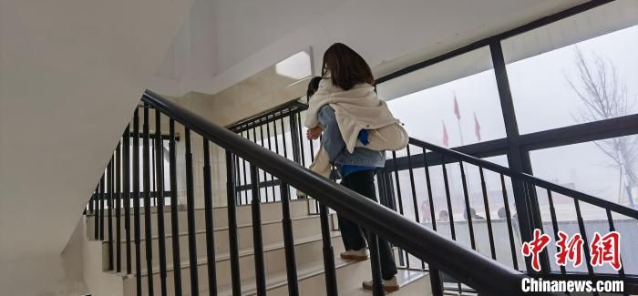 四川一“00后”女生坚持两年背残疾同学上课 共同的梦想是考大学