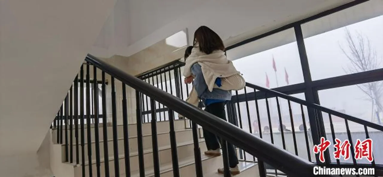 四川一“00后”女生坚持两年背残疾同学上课 共同的梦想是考大学