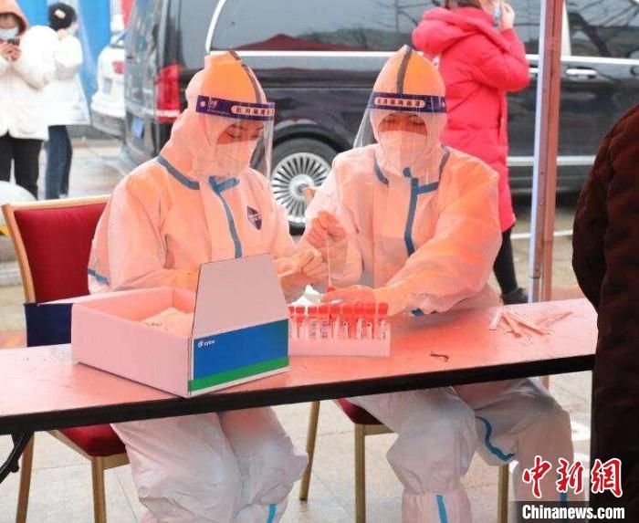 刚走过婚姻殿堂又走上抗疫现场 点赞这对小夫妻