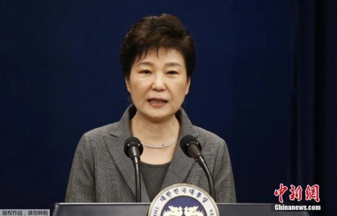 韩国群众游行支持朴槿惠 一车辆闯入队伍致7人受伤