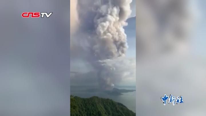 菲律宾火山随时可能爆发 数千民众不顾警告冒险回家