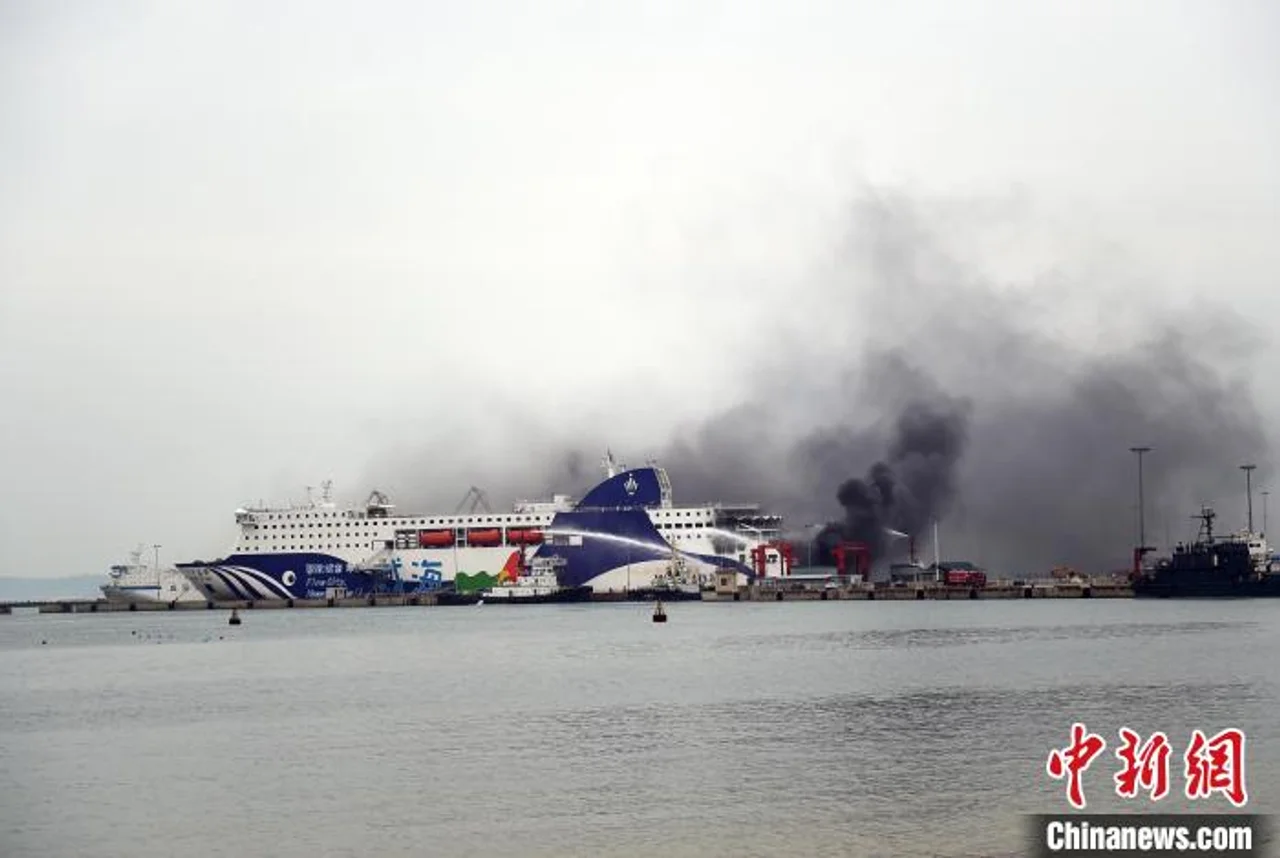 一客货滚装船行驶途中舱内货车冒烟 返威海港后爆燃