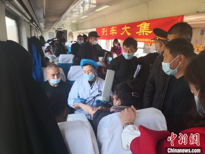 沈铁“公益慢火车”为山民办个“列车大集”