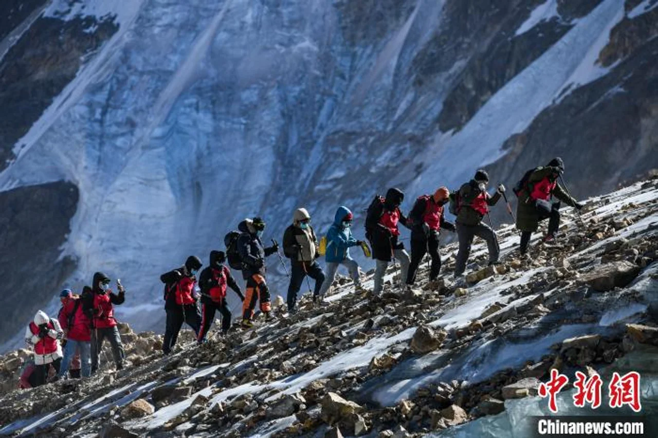 在西藏5000米以上独立山峰举行登山活动需提前一个月申请