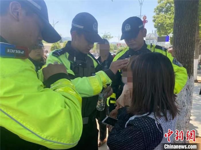 云南：1岁幼儿高温天被锁车内 民警20秒破窗救援
