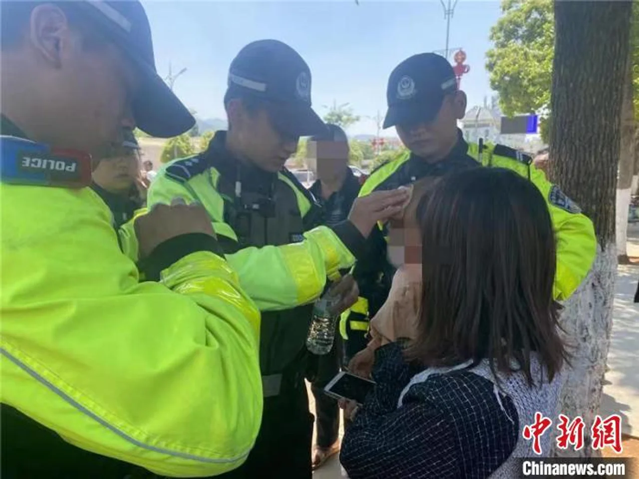 云南:1岁幼儿高温天被锁车内 民警20秒破窗救援