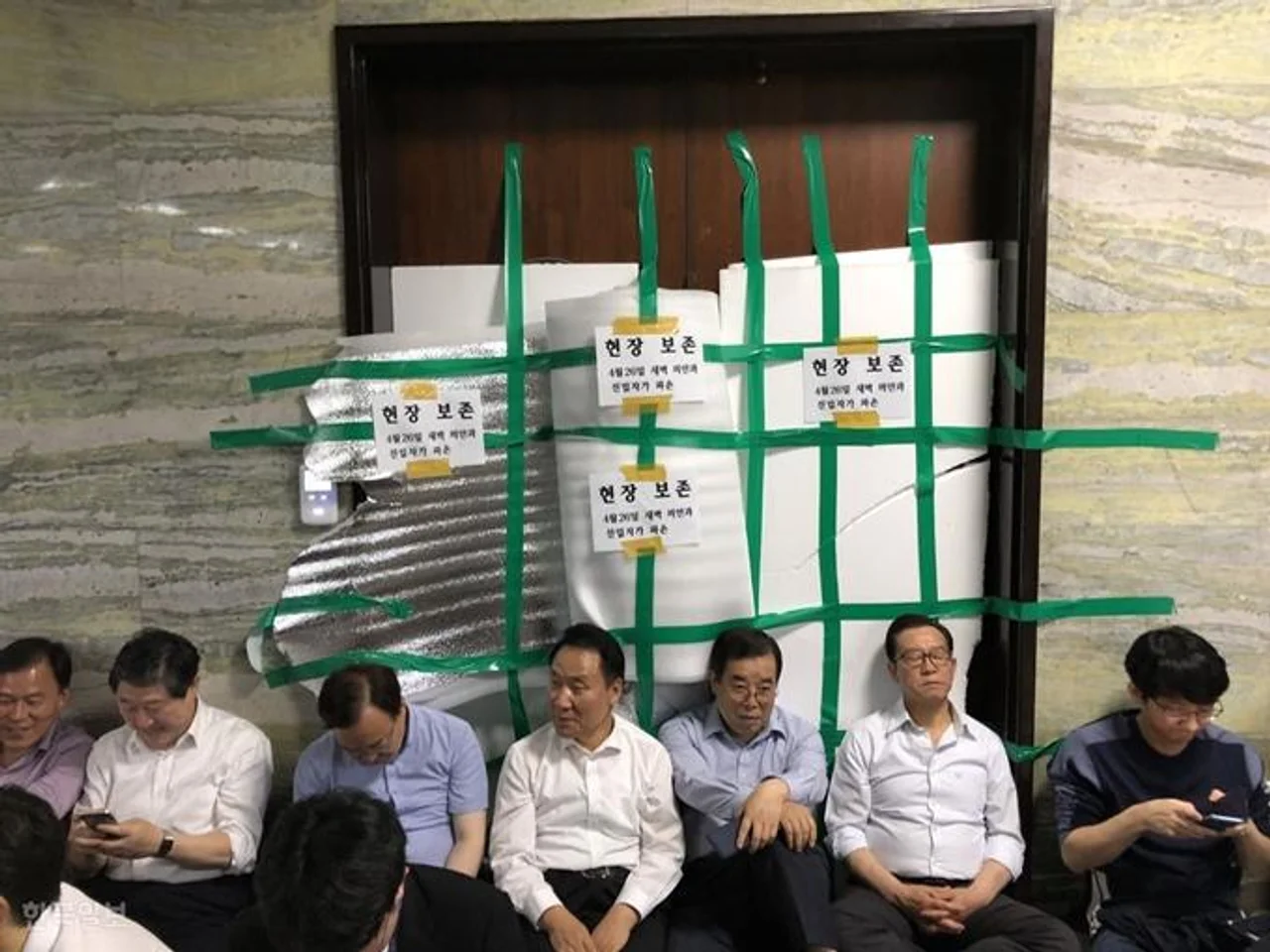 在国会打群架,韩国29名议员被检方告了!