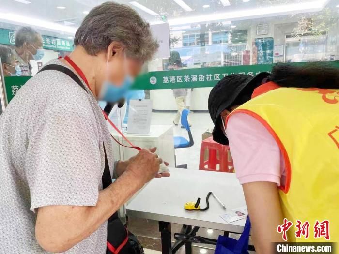 买药物、助测核酸……广州志愿者为封控独居长者排忧