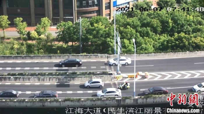 高考考生途中遇事故 江苏南通铁骑12分钟紧急护送