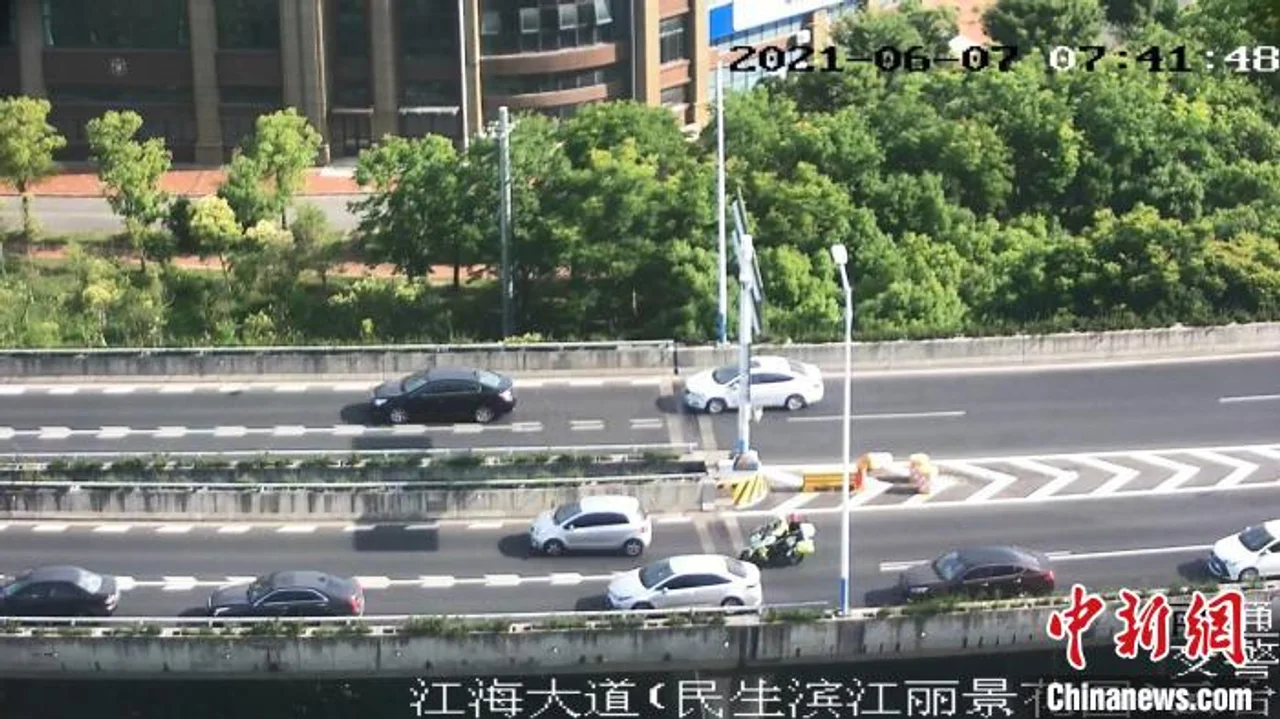 高考考生途中遇事故 江苏南通铁骑12分钟紧急护送
