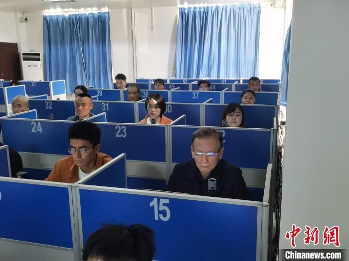 青海省首位80岁以上驾考人拿到驾照