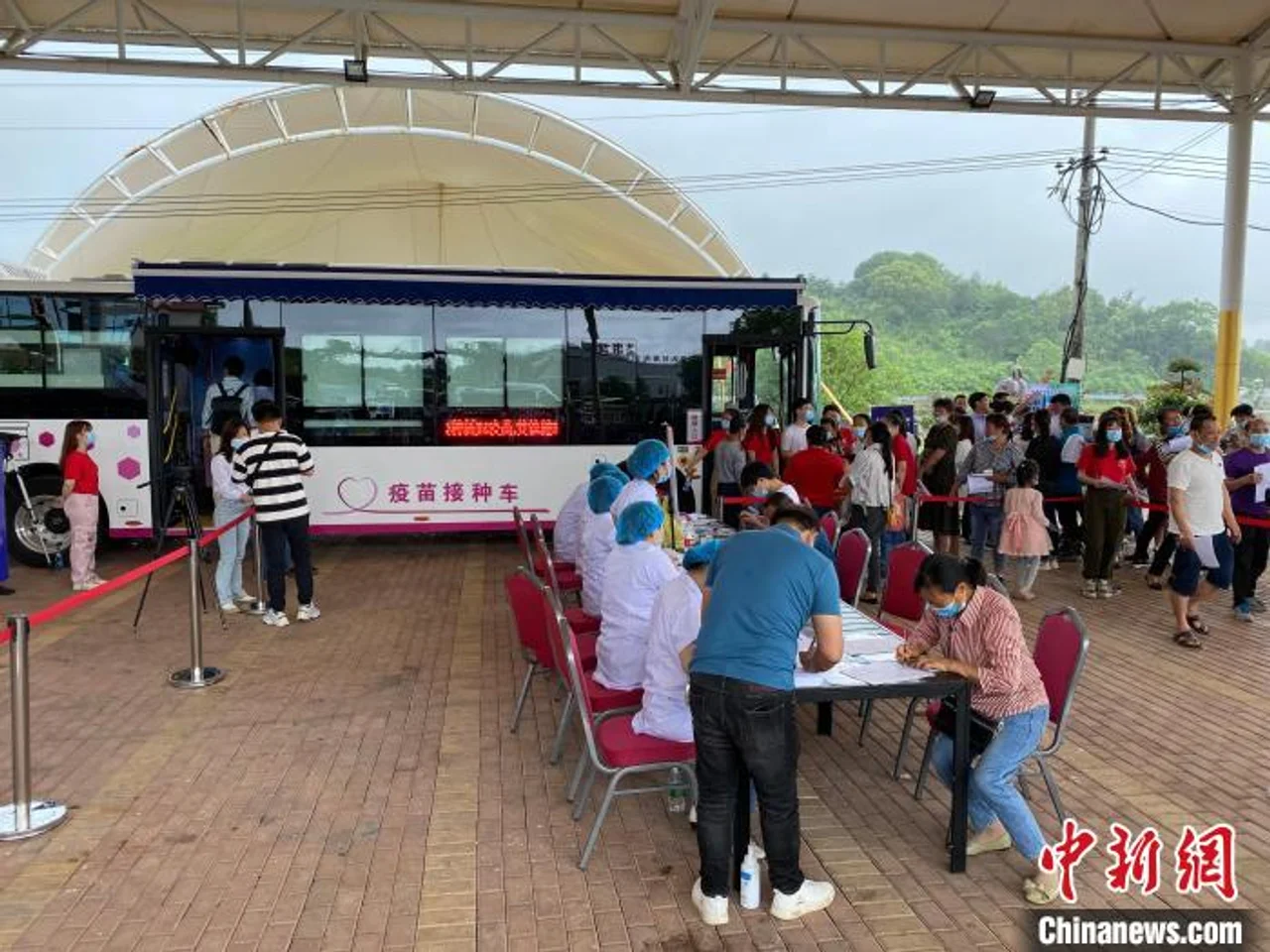 湖南衡阳投用全国首台纯电动移动疫苗接种车