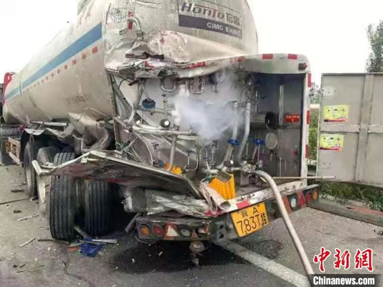 山西: 27吨液氧罐车被追尾泄漏 多部门17小时排险