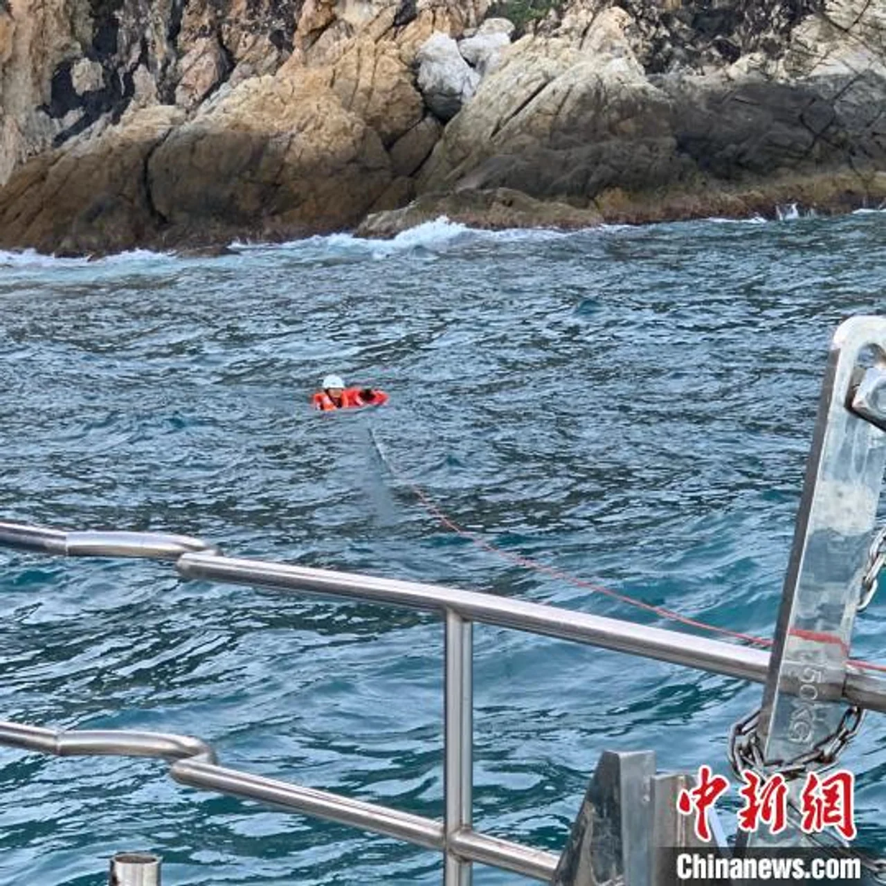 男子出海抓鱼反被困礁石 三亚救生员潜水施救