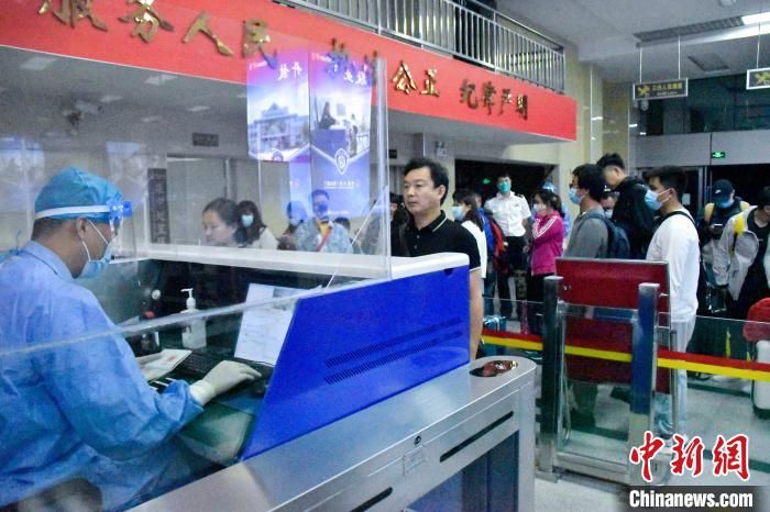 云南打洛边检站紧急为回国援外医疗队开通“绿色通道”