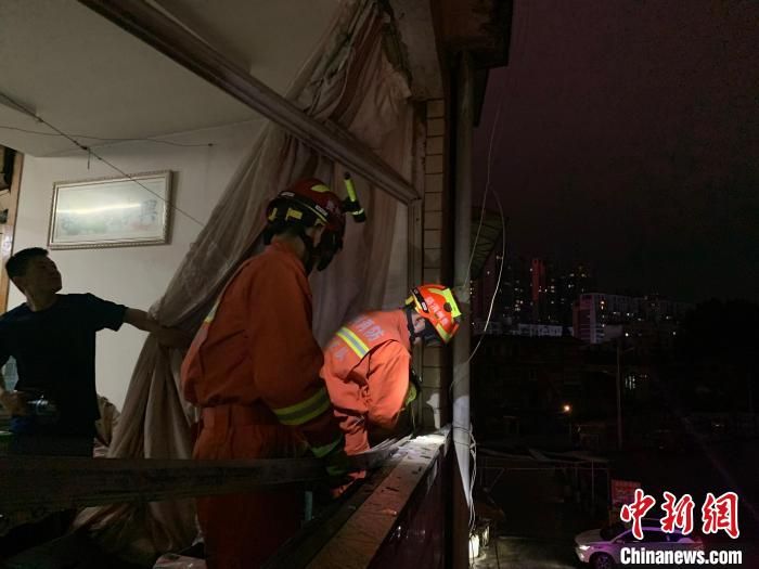 短时强降雨致贵州安顺多公共设施受损 消防连夜排险