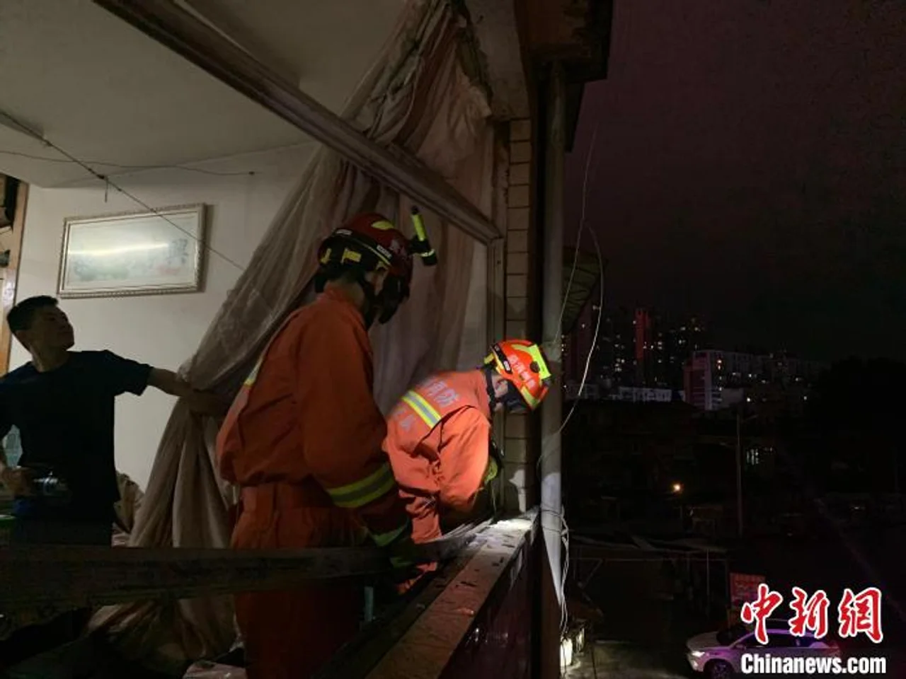 短时强降雨致贵州安顺多公共设施受损 消防连夜排险