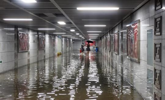 武汉突降暴雨 火车站候车厅顶棚遭雨水倒灌