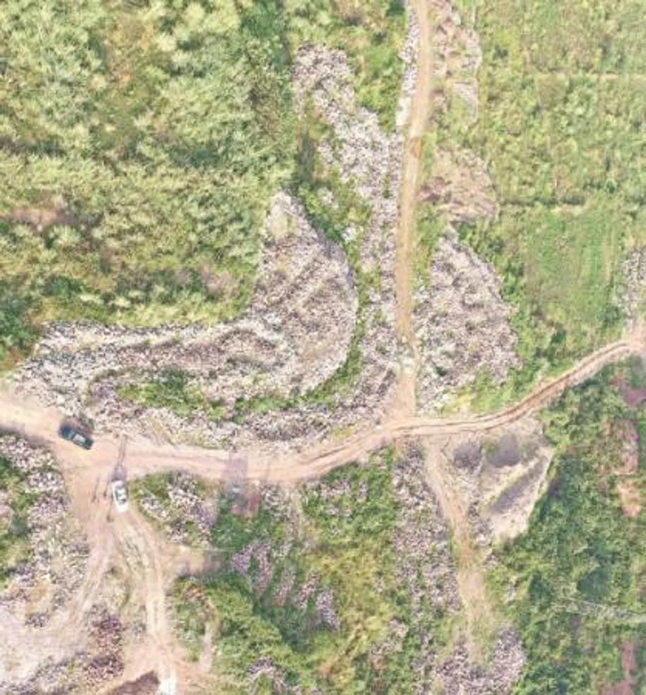 父子俩热心“抢修”塌方路段 背后原因竟是非法采石