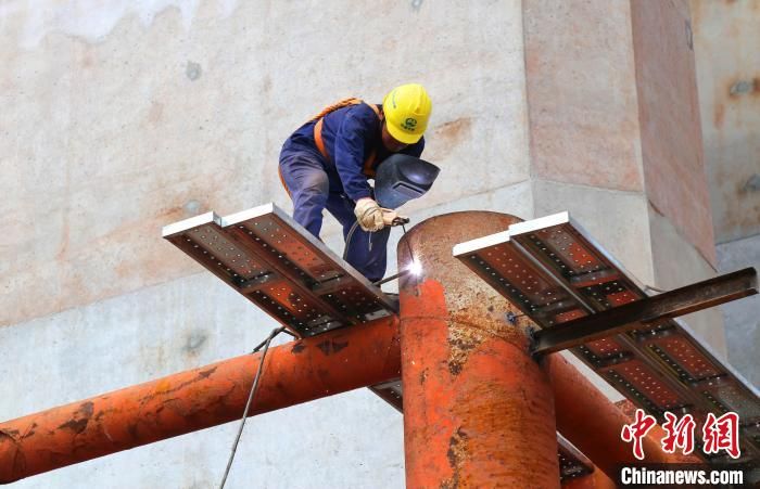 “五一”假期珠机城际金海大桥工地建设忙