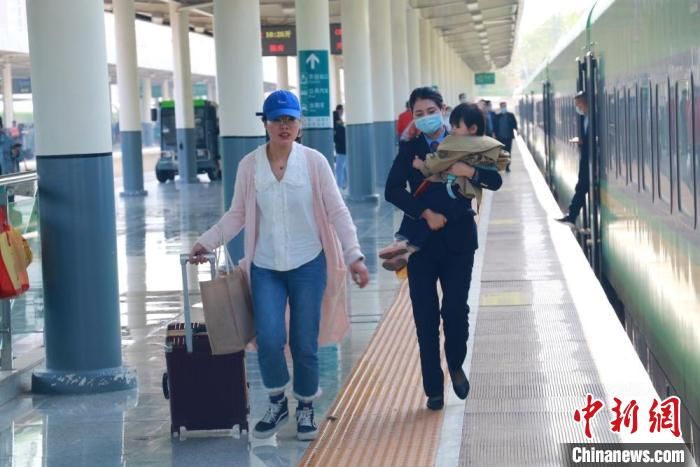兰州铁路局设千余“便民凳”等“小心意”便利出行旅客