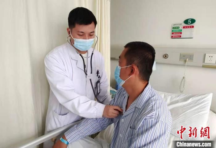 男子空中突发气胸险窒息 飞机紧急备降武汉施救