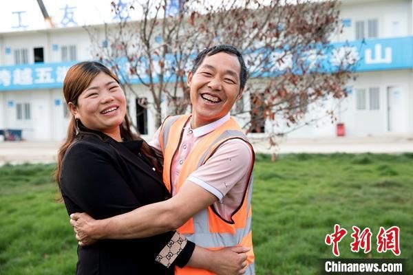 徐州一在建工地安排民工夫妻“团聚”欢乐过“五一”