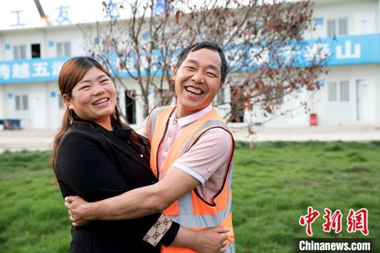徐州一在建工地安排民工夫妻“团聚”欢乐过“五一”