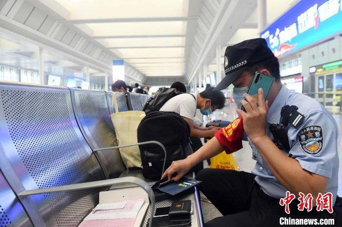 每年帮旅客寻回行李物品约700件 这位“寻包达人”很暖心