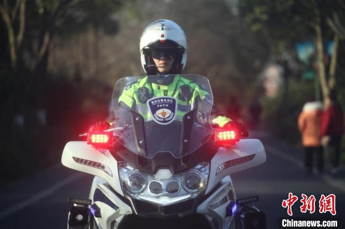 西子湖畔别样“警色”：“铁骑飞燕”护畅通保安全