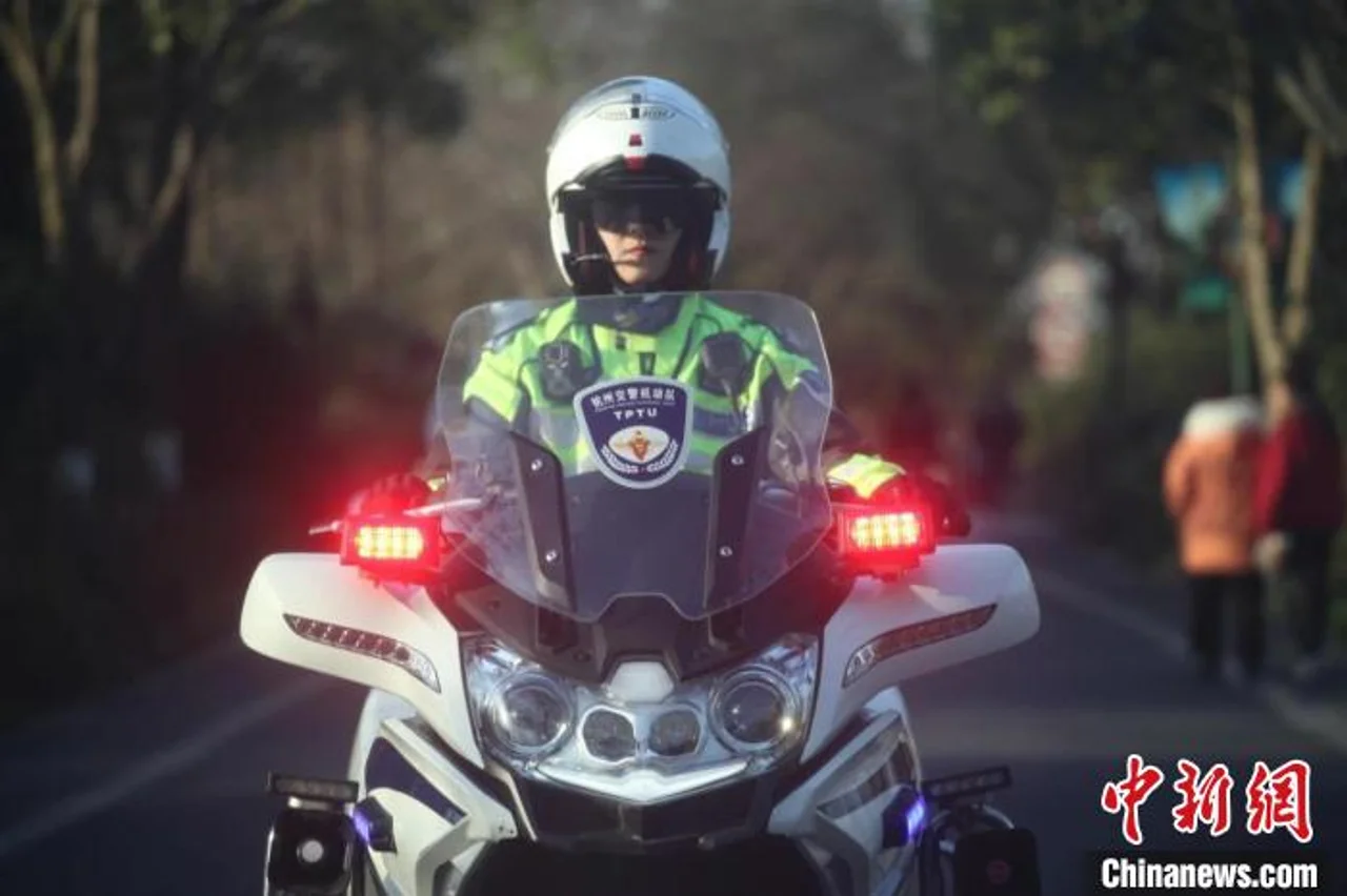 西子湖畔别样“警色”:“铁骑飞燕”护畅通保安全