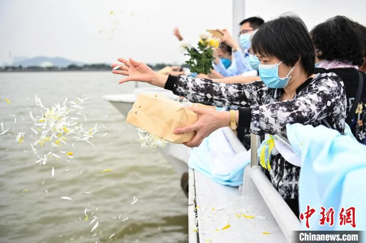 碧海蓝天共追思 广州举办骨灰撒海公祭仪式
