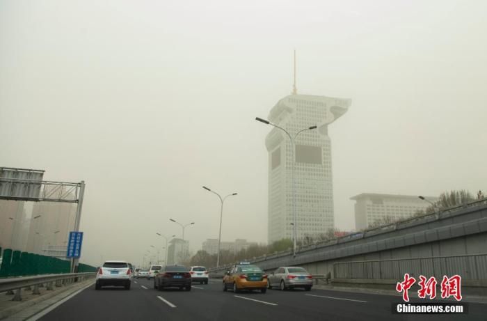 北京受到强沙尘天气影响 空气质量已达严重污染