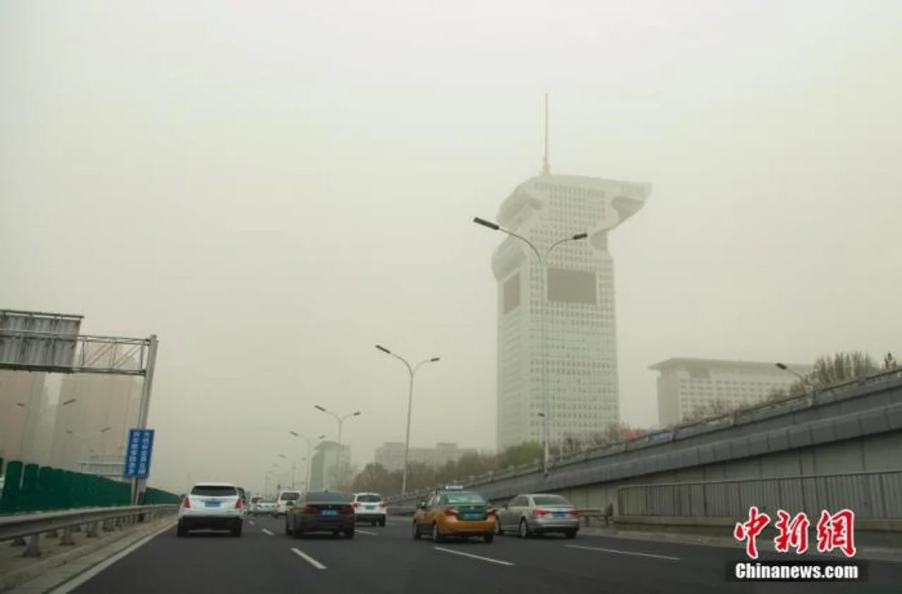 北京受到强沙尘天气影响 空气质量已达严重污染