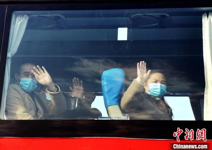 四川仁寿：82名务工人员乘爱心专车踏上返岗路