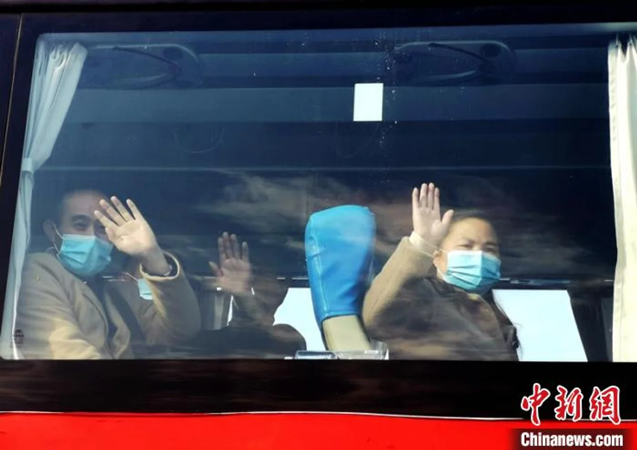 四川仁寿:82名务工人员乘爱心专车踏上返岗路
