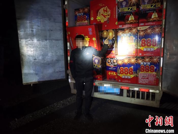 云南临沧：1小时内缴获300件非法运输烟花爆竹