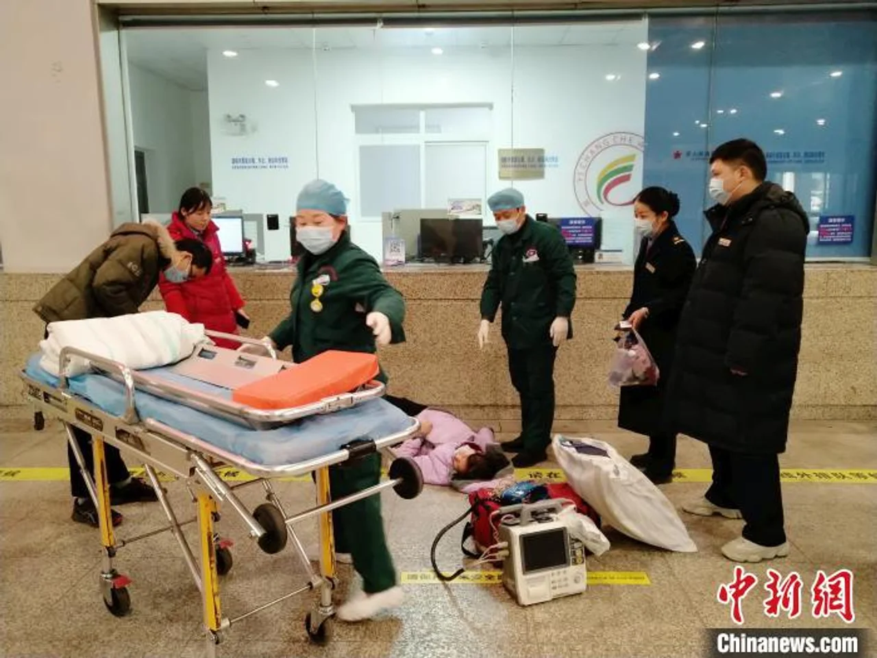 湖北宜昌:旅客购票突然倒地 工作人员急救脱险