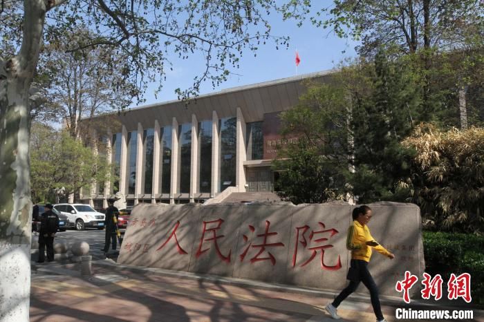 江秋莲诉刘暖曦生命权纠纷案在青岛一审公开开庭