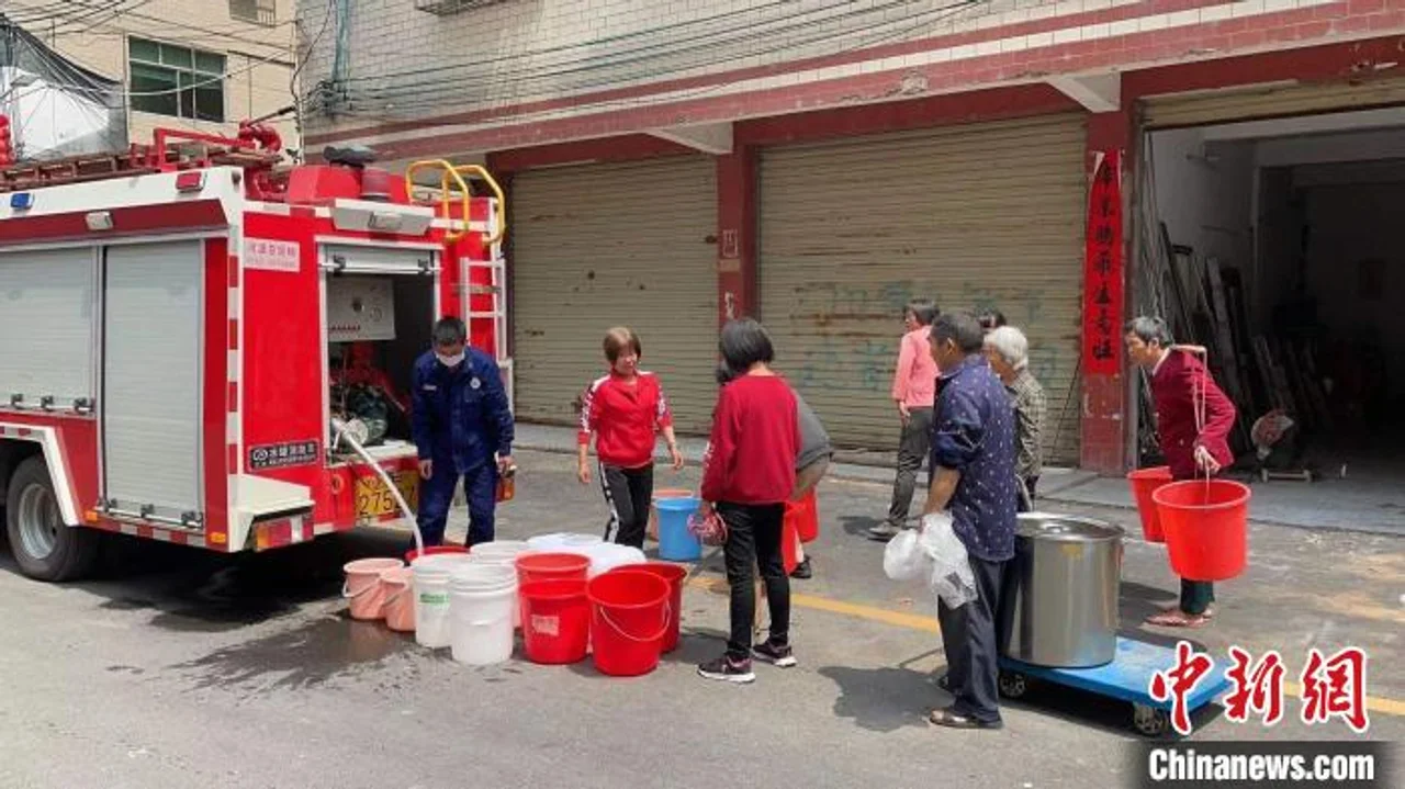 广东多地干燥少雨 消防员抗旱送水解民众用水荒