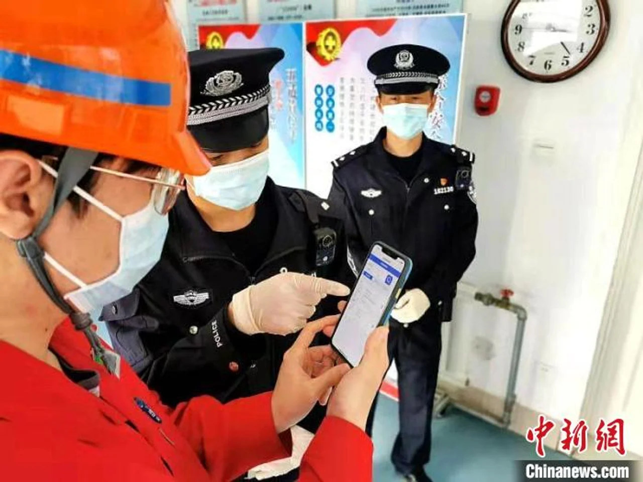 辽宁边检:登轮用上“健康码” 织密口岸疫情防控网