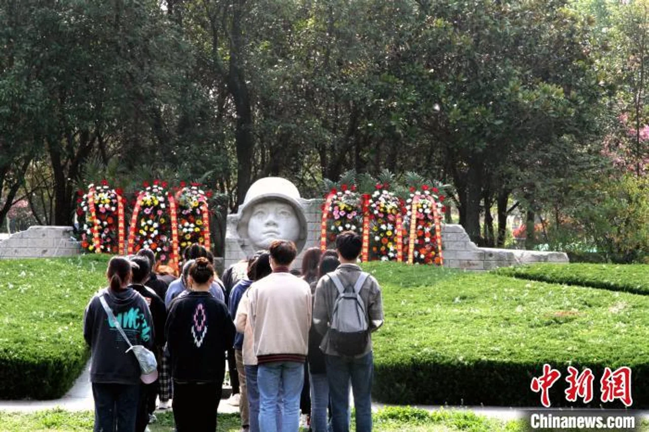 纪念台儿庄大战胜利83周年 参战将士后人悼英烈