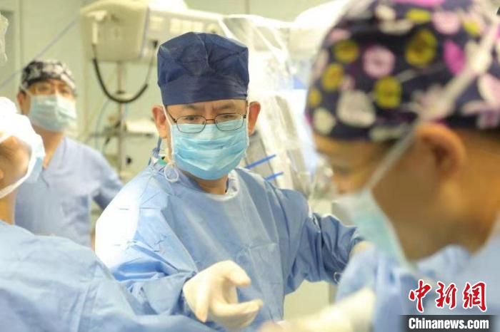中国专家成功探索单孔机器人肺癌手术 切口更少、更精准