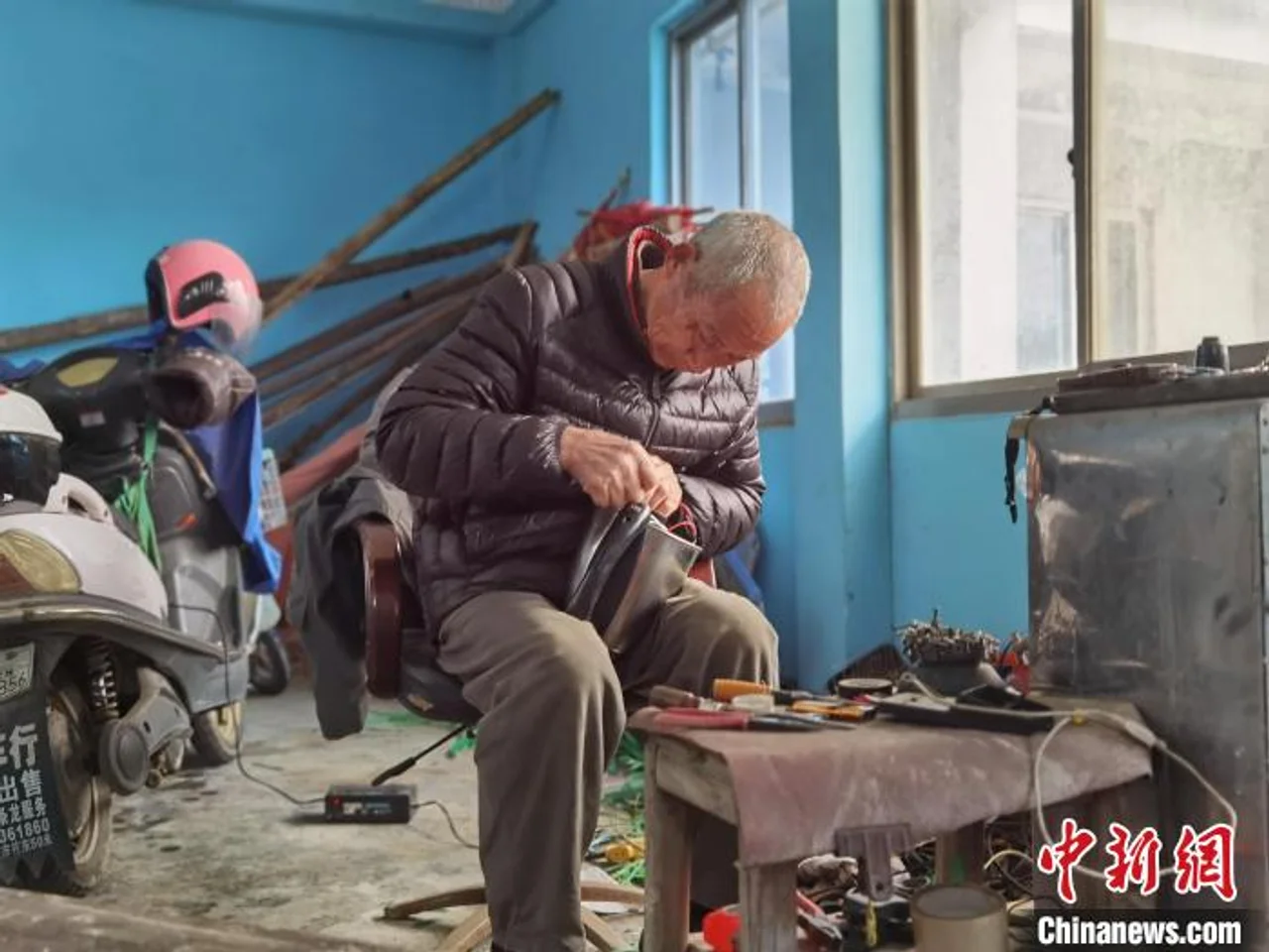 浙江嘉兴七旬老人免费修家电38年:不过是举手之劳