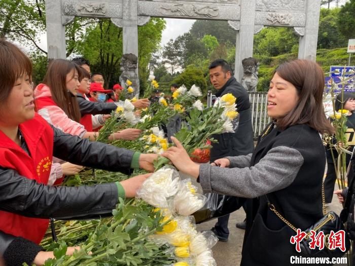 安徽黄山“鲜花换纸钱”文明寄哀思
