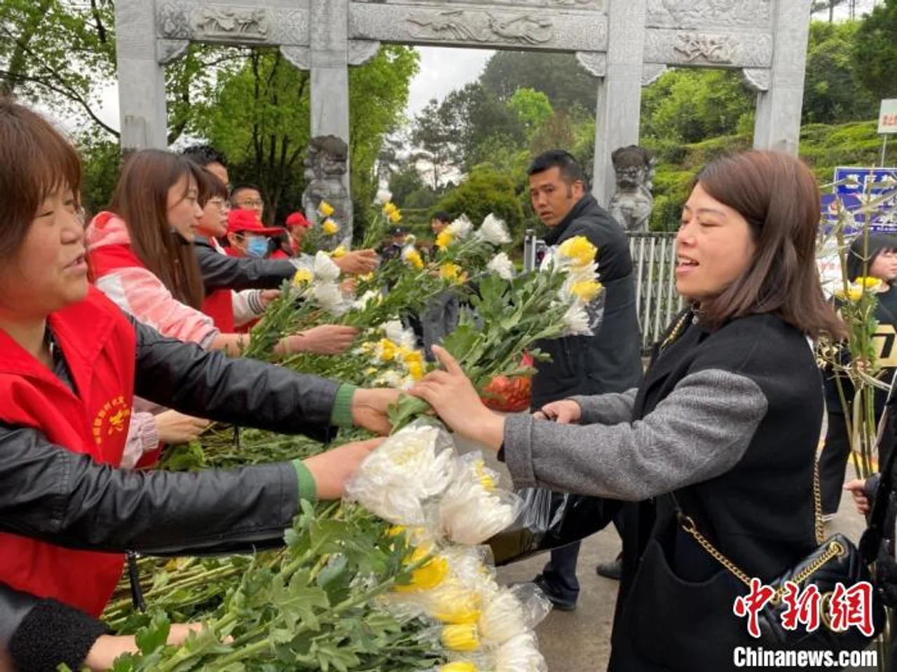 安徽黄山“鲜花换纸钱”文明寄哀思