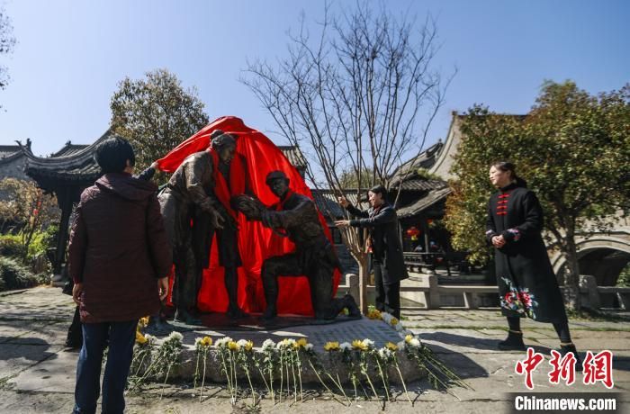 台儿庄大战故地为抗战英雄塑像 传承红色精神
